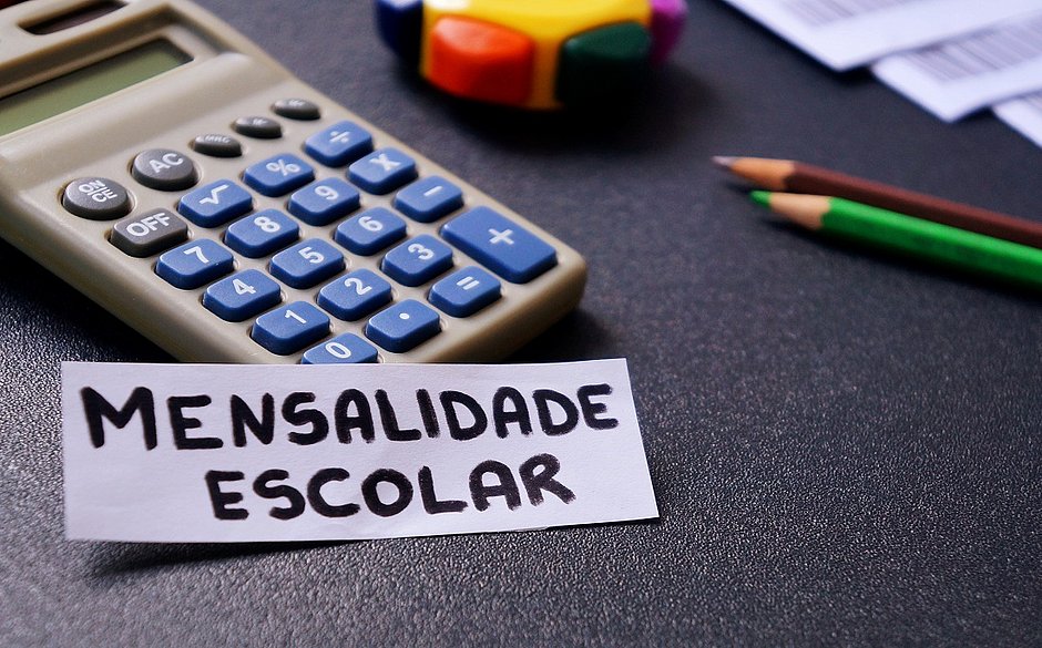 Mensalidades escolares terão aumento médio de 9,8% em 2026, o dobro da inflação.