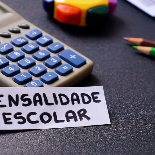 Mensalidades escolares terão aumento médio de 9,8% em 2026, o dobro da inflação.